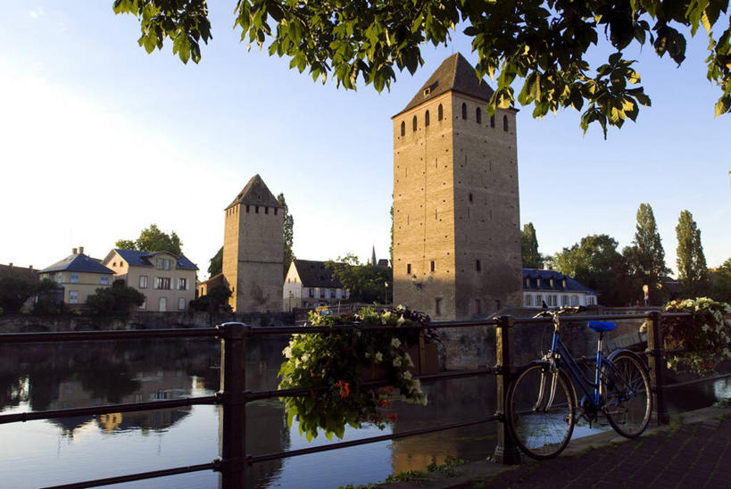 无人,栏杆,横图,室外,白天,正面,旅游,度假,河流,树林,水,植物,标志建筑,地标,建筑,法国,欧洲,阴影,光线,影子,堡垒,城堡,河水,水流,围栏,娱乐,建设,护栏,树,树木,蓝色,绿色,倒影,蓝天,天空,阳光,自然,天,享受,休闲,旅游胜地,放松,生长,晴朗,成长,倒映,阿尔萨斯,西欧,要塞,法兰西,万里无云,法兰西共和国,首府,法兰西第五共和国,斯特拉斯堡,反照,阿尔萨斯大区,设防,晴空,晴空万里,彩图,下莱茵省