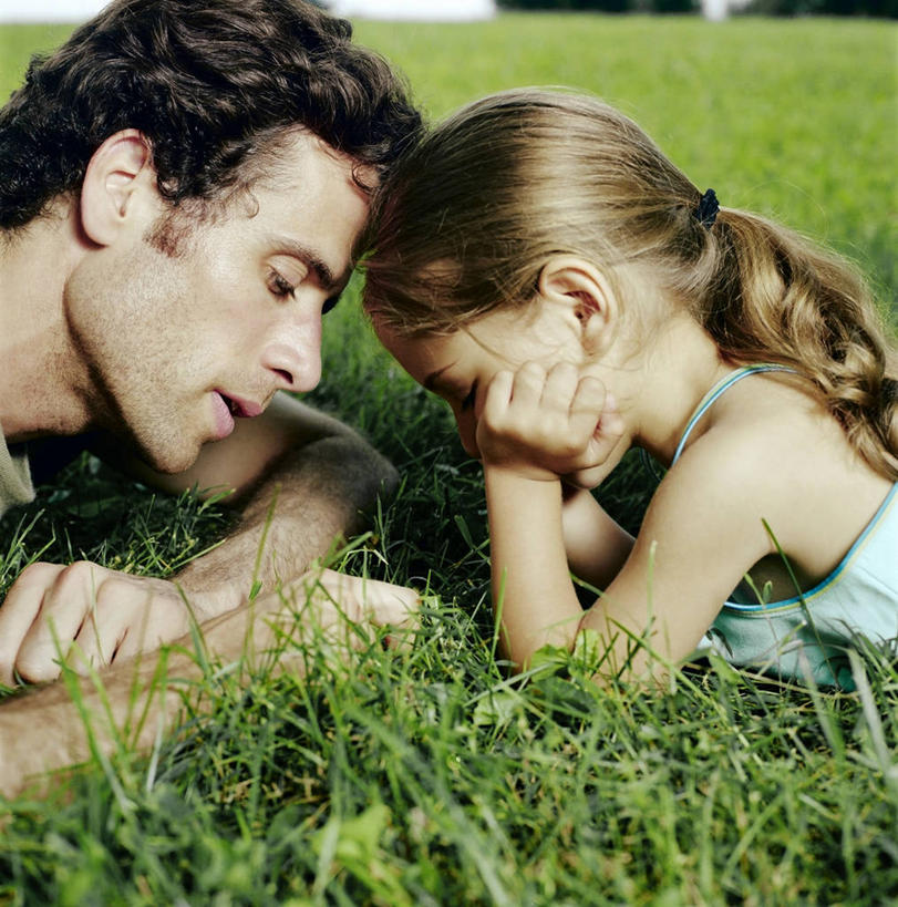 儿童,头发,两个人,父亲,女儿,竖图,室外,白天,侧面,裙子,草地,草坪,植物,撑,握,阴影,连衣裙,服装,光线,影子,拿,拿着,托腮,注视,休闲装,草,树,树木,小孩,衣服,绿色,阳光,自然,观察,看,趴着,托,休闲,父女,休闲服,金色,父爱,握着,服饰,生长,成长,观看,察看,关注,托下巴,男人,女孩,女性,长发,趴,半身,彩图,女生