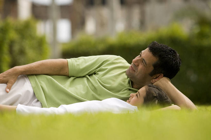 两个人,父亲,女儿,躺,横图,室内,白天,正面,旅游,度假,草地,草坪,植物,撑,阴影,服装,光线,影子,托腮,休闲装,娱乐,草,树,树木,衣服,绿色,自然,托,享受,休闲,父女,休闲服,放松,父爱,服饰,生长,成长,托下巴,卧着,男人,男性,女孩,中年男性,躺着,卧,半身,彩图