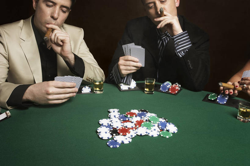 葡萄酒,西方人,三个人,坐,吸烟,横图,室内,白天,正面,衬衫,游戏,赌博,贪欲,竞争,桌子,杯子,香烟,纸牌,玩具,扑克,欧洲,欧洲人,握,办公桌,领带,酒类,拿,玩,拿着,注视,娱乐,刺激,玻璃制品,酒,饮料,水杯,观察,看,休闲,雪茄,烟,握着,观看,活动,察看,赌注,发泄,关注,消遣,智力,赌具,投机,侥幸,欲望,宣泄,男人,男性,女人,女性,中年男性,中年女性,白种人,玻璃杯,卷烟,烟草,纸烟,抽烟,玩耍,嬉戏,坐着,半身,彩图,衬衣,胜负,输赢