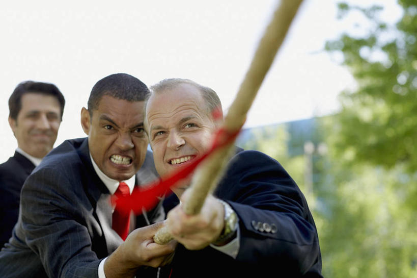 西方人,三个人,商务人士,商务男性,站,拉,横图,室外,白天,正面,衬衫,西装,锻炼,运动,拔河,植物,欧洲,欧洲人,一排,弯腰,阴影,套装,正装,朦胧,模糊,整齐,光线,丝绸,丝带,影子,云,云朵,缎带,领带,速度,云彩,职业装,娱乐,绸带,树,树木,排列,红色,蓝色,绿色,白云,蓝天,天空,阳光,自然,绳子,天,站着,力量,平衡,生长,晴朗,成长,技巧,绳索,咬牙切齿,协调,队列,商务装,灵敏,工薪阶层,柔韧,趣味,弯身,耐力,抗争,体育,男人,男性,中年男性,白种人,白领,上班族,晴空,站立,半身,彩图,衬衣,健身