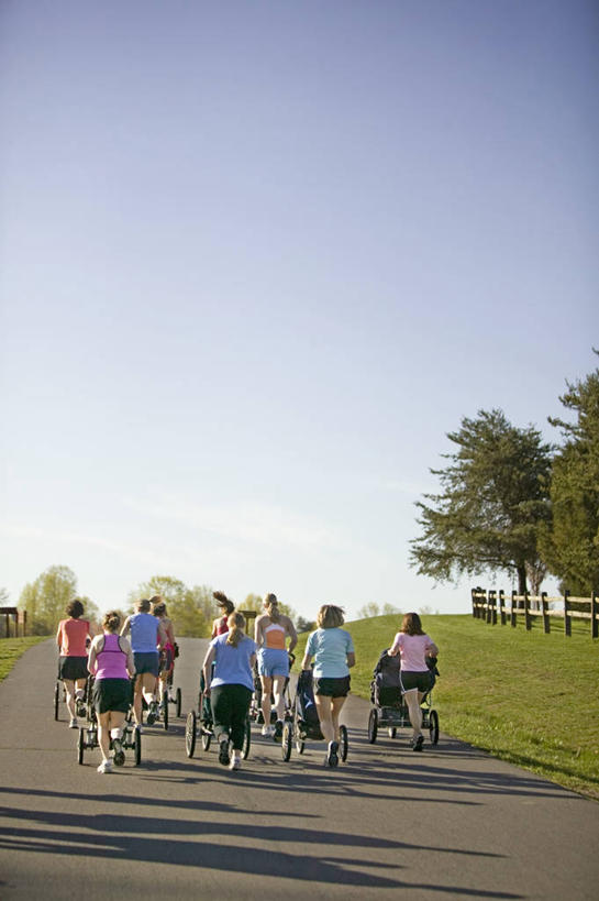 西方人,婴儿,儿童,家庭,母亲,走,拉,推,竖图,俯视,室外,白天,游戏,纯洁,草地,草坪,植物,道路,路,玩具,欧洲,欧洲人,一排,许多,阴影,服装,整齐,光线,影子,小路,交通,很多,许多人,玩,注视,休闲装,娱乐,车,草,树,树木,排列,小孩,衣服,蓝色,绿色,蓝天,天空,阳光,自然,童车,天,观察,看,一群人,休闲,温暖,温馨,一家人,休闲服,可爱,母爱,童年,童趣,益智,服饰,活泼,生长,晴朗,成长,观看,活动,和睦,察看,队列,关注,消遣,载具,宝宝,童真,纯真,烂漫,无邪,万里无云,母婴,折叠童车,伶俐,天真,年轻女性,女人,女性,白种人,孩子,年轻人,晴空,晴空万里,步行,散步,玩耍,嬉戏,走路,彩图,高角度拍摄,全身,融洽