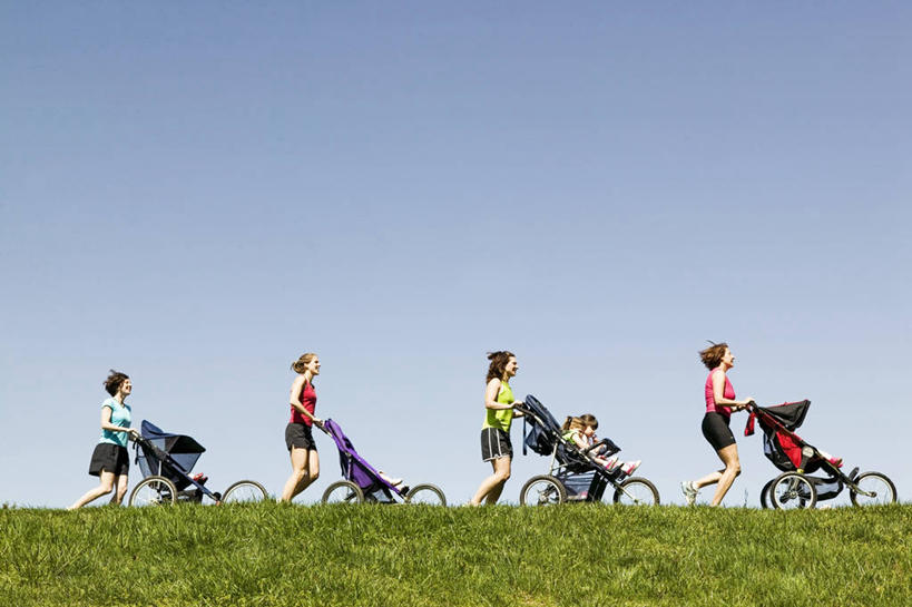 西方人,婴儿,儿童,家庭,母亲,走,拉,推,横图,室外,白天,仰视,游戏,纯洁,草地,草坪,植物,玩具,欧洲,欧洲人,一排,许多,阴影,服装,整齐,光线,影子,很多,许多人,玩,注视,休闲装,娱乐,车,草,树,树木,排列,小孩,衣服,蓝色,绿色,蓝天,天空,阳光,自然,童车,天,观察,看,一群人,休闲,温暖,温馨,一家人,休闲服,可爱,母爱,童年,童趣,益智,服饰,活泼,生长,晴朗,成长,观看,活动,和睦,察看,队列,关注,消遣,载具,宝宝,童真,纯真,烂漫,无邪,万里无云,母婴,折叠童车,伶俐,天真,年轻女性,女人,女性,白种人,孩子,年轻人,晴空,晴空万里,步行,散步,玩耍,嬉戏,走路,彩图,低角度拍摄,全身,融洽