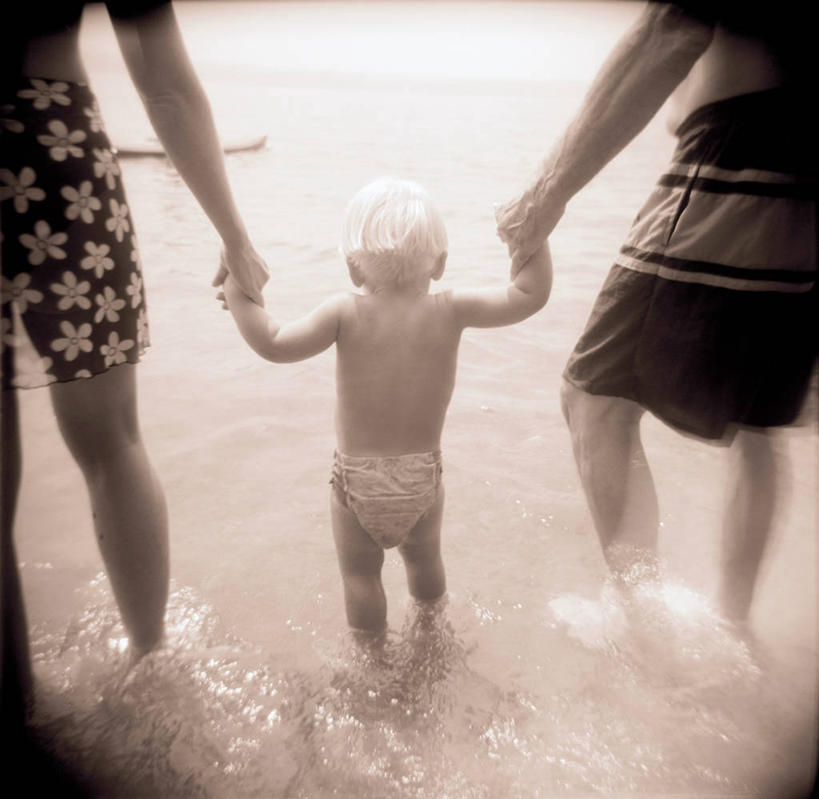 西方人,婴儿,儿童,三个人,站,握手,横图,室外,特写,白天,泳装,比基尼,旅游,度假,纯洁,湖,湖泊,水,船,欧洲,欧洲人,涉水,阴影,短裤,光线,影子,湖面,水流,水面,木船,娱乐,小孩,背面,阳光,交通工具,湖水,站着,享受,休闲,放松,可爱,活泼,舟,载具,独木舟,宝宝,纯真,烂漫,无邪,独木船,渡水,伶俐,天真,白种人,孩子,搀手,拉手,手搀手,手拉手,手牵手,手握手,站立,半身,彩图,三点式,泳衣