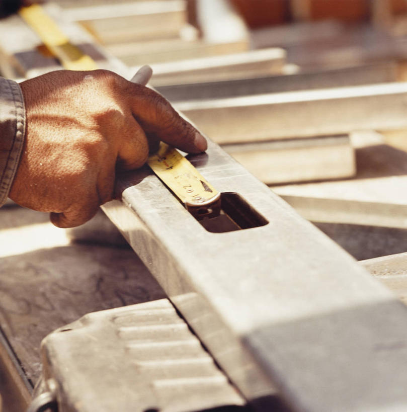 西方人,手,一个人,机修工,站,竖图,俯视,室外,特写,白天,欧洲,欧洲人,仅一个男性,仅一个人,仅一个中年男性,握,阴影,服装,朦胧,模糊,光线,测量,影子,刻度,休闲装,工人,一个,衣服,阳光,尺,建筑工地,站着,休闲,手部,休闲服,握着,服饰,单个,测量工具,单手,尺子,衡量,绘图,比例尺,比例,测绘,量具,量仪,标度,地盘,建筑地盘,施工地盘,扩大,缩小,缩尺,男人,男性,中年男性,白种人,机械师,机修工人,站立,半身,彩图,高角度拍摄,工地