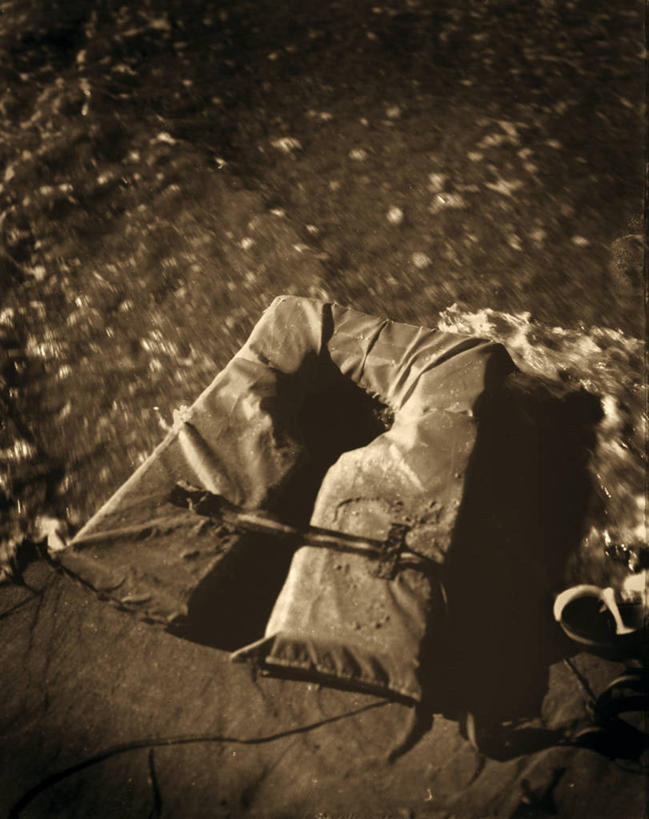 无人,竖图,俯视,室外,白天,沙滩,雨,暴雨,大雨,朦胧,模糊,救生衣,沙子,海岸,沙地,细雨,浮水衣,海滩,小雨,彩图,高角度拍摄