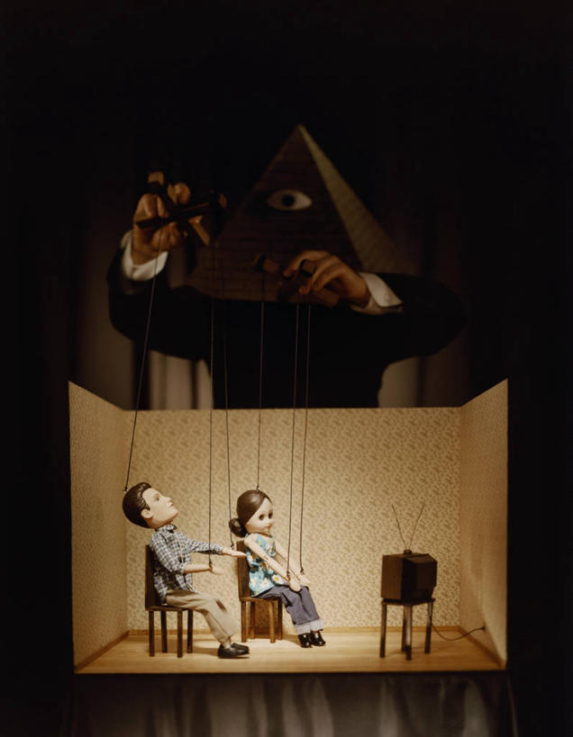 西方人,一个人,舞台,站,竖图,室内,白天,背景,正面,摆设,电视,椅子,欧洲,欧洲人,仅一个男性,仅一个人,仅一个中年男性,握,服装,朦胧,模糊,艺术,装饰,人偶,三角形,木椅,拿,拿着,注视,休闲装,文化,装饰品,两个,衣服,黑色,模型,绳子,装饰物,工艺品,观察,看,站着,休闲,休闲服,金字塔,握着,服饰,帷幕,观看,绳索,华丽,修饰,点缀,察看,高雅,木偶,陵墓,关注,彩电,帷幔,幕布,饰物,伪装,幕帘,简洁,方锥形,衬托,美观,雅致,雅观,彩色电视机,显像管屏,显像管屏幕,木偶人,木人,帷幔布,假装,配景,男人,男性,中年男性,白种人,电视机,表演台,站立,半身,布景,彩图