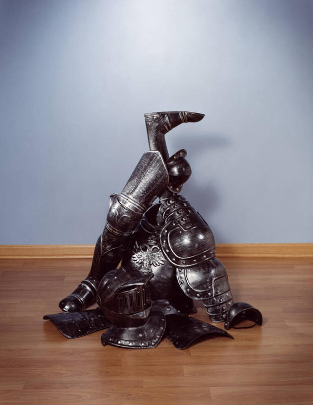 无人,竖图,室内,白天,正面,安全,地板,阴影,光线,盔甲,影子,墙,防护,地面,木地板,墙壁,墙面,保护,保险,防御,铠甲,防具,防卫,平安,彩图,甲胄