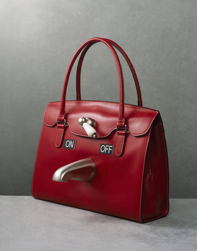 无人,竖图,室内,特写,白天,正面,灰色背景,包,皮包,水龙头,开关,一个,红色,把手,门把手,打开,摄影,影棚,单个,单肩包,门把,阀门,开启,水咀,拉手,彩图,影棚拍摄,拍摄