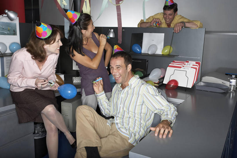 西方人,四个人,商务人士,商务男性,商务女性,办公室,站,坐,笑,微笑,露齿笑,横图,室内,白天,正面,衬衫,游戏,餐桌,桌子,帽子,欧洲,欧洲人,弯腰,握,阴影,纸质,套装,装饰,光线,笔,材料,档案,文件,影子,塑料,墙,办公用品,领带,圆珠笔,拿,玩,拿着,注视,娱乐,生日帽,墙壁,墙面,文具,气球,塑料制品,学习用品,资料,观察,看,站着,休闲,橡胶,握着,餐台,观看,活动,华丽,修饰,文具用品,点缀,察看,小丑帽,躲避,发泄,关注,消遣,智力,文档,商务装,工薪阶层,橡胶制品,三角帽,狂欢帽,派对帽,聚会帽,纸帽,宣泄,弯身,衬托,美观,雅致,雅观,男人,男性,女人,女性,中年男性,中年女性,白种人,白领,上班族,玩耍,嬉戏,站立,坐着,半身,彩图,衬衣