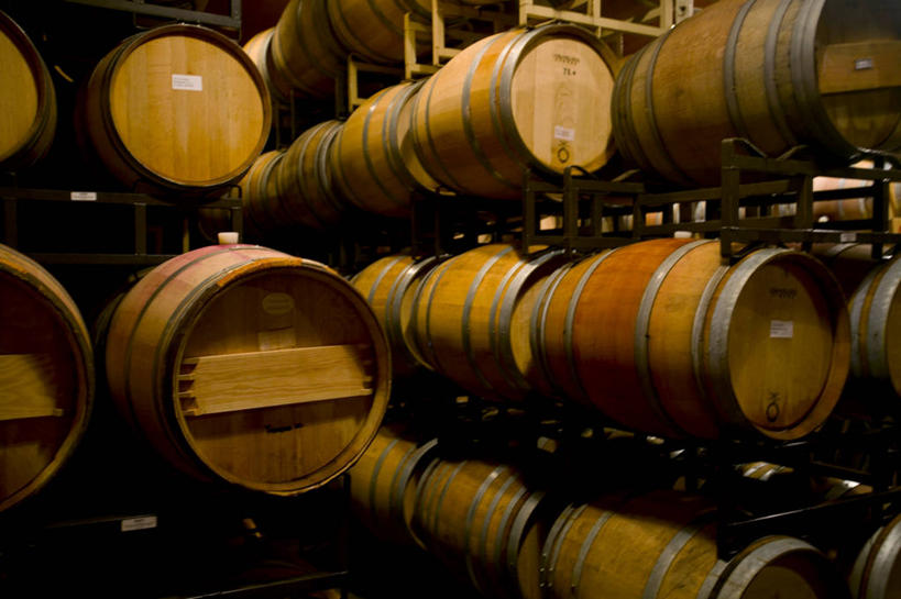 葡萄酒,无人,横图,室内,白天,正面,一排,许多,整齐,酒桶,木桶,桶,酒类,很多,酒窖,酒,饮料,排列,容器,酒厂,储藏,储存,队列,彩图,贮存