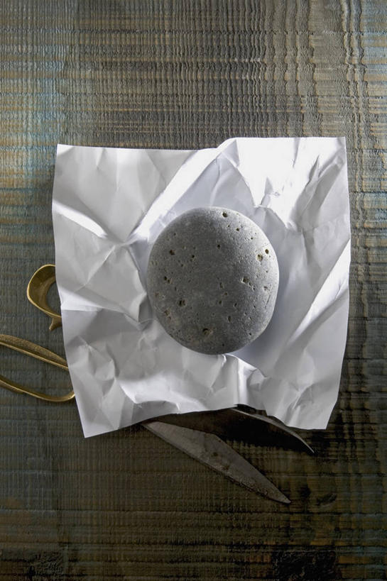 无人,竖图,俯视,室内,特写,白天,石头,修剪,工具,剪刀,石子,纸,裁剪,剪子,剪裁,切割,石块,岩石,彩图,高角度拍摄