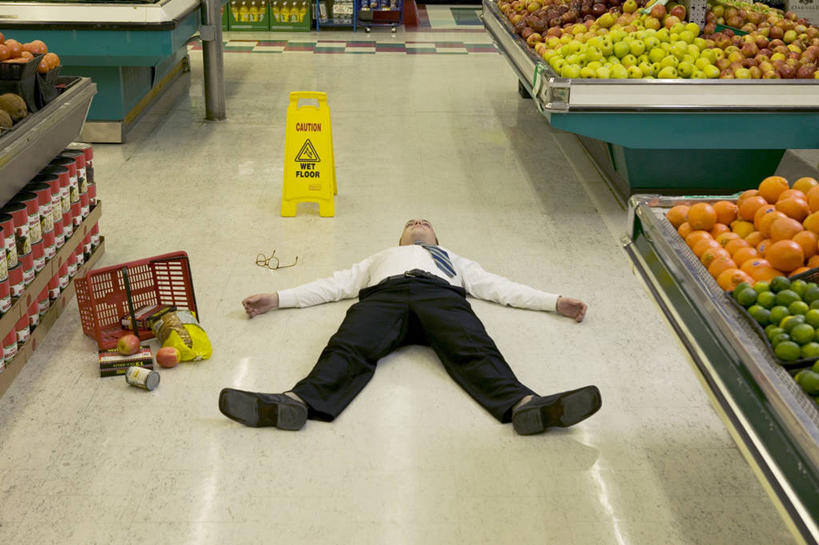 西方人,一个人,商店,躺,伸展双臂,横图,俯视,室内,白天,衬衫,西装,购物,消费,超市,柑橘,水果,欧洲,欧洲人,仅一个男性,仅一个人,仅一个中年男性,一排,许多,套装,正装,新鲜,整齐,生食,食品,果实,领带,很多,警告,职业装,购物篮,食物,排列,警示,金融,百货,有机食品,绿色食品,张开双腿,堆,禁止,提醒,不测,队列,提示,限制,意外,选购,贸易,百货公司,血拼,展开双腿,卧着,危险,男人,男性,中年男性,白种人,超级市场,大卖场,橘子,桔子,橙子,橙,敞开双臂,伸开双臂,躺着,卧,展开双肩,张开手臂,张开双臂,彩图,高角度拍摄,全身,衬衣,购物商场,购物中心,商业中心,伸展双腿