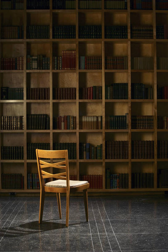 无人,图书馆,竖图,室内,白天,正面,书籍,椅子,一排,许多,阴影,整齐,并列,并排,光线,瓷砖,地砖,影子,木椅,地面,很多,排列,书柜,书橱,队列,平行,浏览室,挡书板,书挡,书夹,书立,书,图书,彩图,书库,图书库,阅览室
