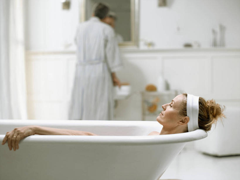 西方人,中年人,两个人,家庭,夫妻,站,躺,闭眼,横图,室内,白天,侧面,爱情,化妆,美容,镜子,卫生间,浴室,欧洲,欧洲人,阴影,睡衣,反射,光线,水槽,影子,墙,浪漫,注视,水斗,墙壁,墙面,发饰,化妆镜,浴缸,观察,看,站着,温暖,温馨,一家人,恩爱,恋人,观看,镜像,和睦,察看,镜面,关注,卫浴设备,光学,寝衣,水管装置,卧着,男人,男性,女人,女性,中年男性,中年女性,白种人,夫妇,情侣,淋浴房,闭眼睛,闭着眼,闭着眼睛,躺着,卧,站立,半身,彩图,冲凉房,沐浴间,沐浴室,伴侣,融洽