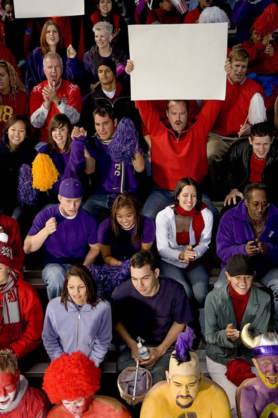 西方人,坐,举,竖图,俯视,室外,白天,水,椅子,欧洲,欧洲人,一排,握,服装,整齐,并列,并排,液体,木椅,许多人,拿,拿着,注视,休闲装,饮用水,布告,排列,衣服,瓶子,塑料制品,矿泉水,观察,看,托,一群人,休闲,休闲服,塑料瓶,握着,服饰,观看,察看,队列,关注,平行,蒸馏水,通告,男人,男性,年轻男性,年轻女性,女人,女性,白种人,举起,举手,举着,向上举,向上伸,向上托,坐着,半身,彩图,高角度拍摄