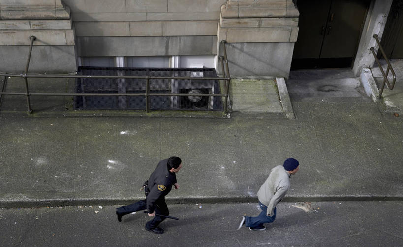 西方人,两个人,警察,警卫,家,跑,横图,俯视,室外,白天,制服,锻炼,运动,道路,路,公路,欧洲,欧洲人,追赶,服装,房屋,屋子,交通,注视,休闲装,楼房,住宅,衣服,观察,看,休闲,休闲服,服饰,观看,察看,犯人,关注,囚犯,监犯,囚徒,罪人,体育,男人,男性,中年男性,白种人,保安,警卫员,看守,卫兵,马路,跑步,彩图,高角度拍摄,全身,健身,房子