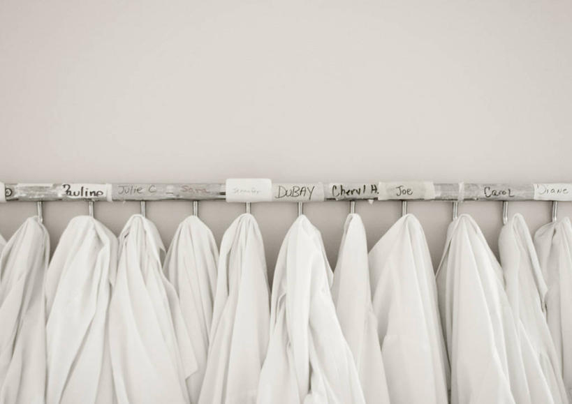 无人,横图,室内,白天,正面,工作服,制服,一排,吊挂,悬挂,整齐,钩子,墙,挂,墙壁,墙面,排列,队列,工作制服,彩图,工作套服