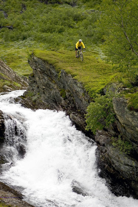 西方人,一个人,竖图,俯视,室外,白天,运动服,锻炼,旅游,度假,运动,草地,草坪,河流,水,植物,急流,道路,路,自行车,帽子,欧洲,欧洲人,仅一个男性,仅一个人,一辆,握,阴影,服装,朦胧,模糊,光线,头盔,影子,河水,水流,小路,交通,娱乐,车,脚踏车,草,树,树木,仅一个年轻男性,骑,衣服,绿色,阳光,自然,安全帽,交通工具,骑车,享受,休闲,激流,放松,握着,服饰,生长,成长,衣着,穿着,载具,室外运动,户外运动,洪流,衣饰,男人,男性,年轻男性,白种人,彩图,高角度拍摄,全身,健身,运动装