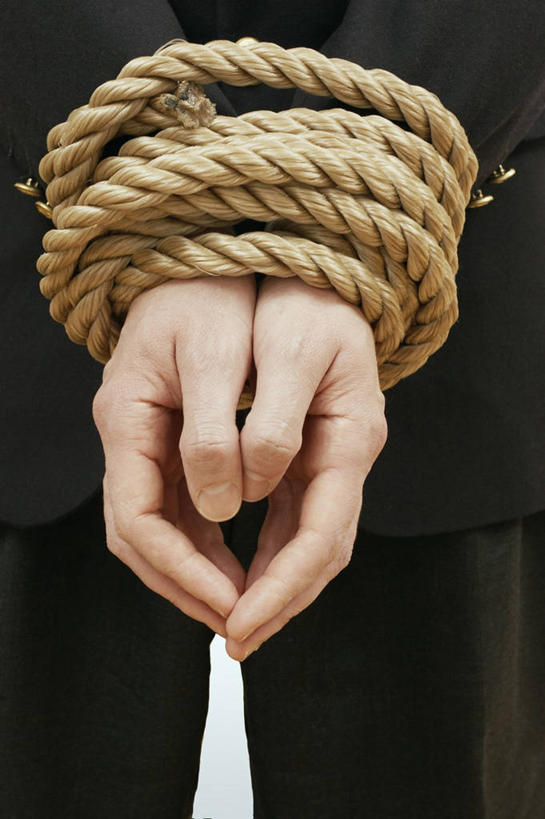 西方人,手,一个人,商务人士,商务男性,站,竖图,室内,特写,白天,正面,衬衫,欧洲,欧洲人,仅一个男性,仅一个人,黑色背景,套装,仅一个年轻男性,绳子,绑,站着,手部,摄影,影棚,绳索,商务装,工薪阶层,男人,男性,年轻男性,白种人,白领,上班族,站立,半身,彩图,影棚拍摄,衬衣,拍摄