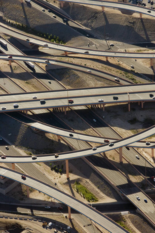 无人,竖图,俯视,航拍,室外,白天,度假,美景,植物,城市风光,城市,道路,立交桥,路,公路,汽车,阴影,光线,影子,景观,高架,交通,娱乐,车,树,树木,绿色,阳光,自然,交通工具,轿车,享受,休闲,景色,放松,生长,成长,鸟瞰,载具,高架桥,高架道路,跨线桥,立体交叉桥,彩图,高角度拍摄