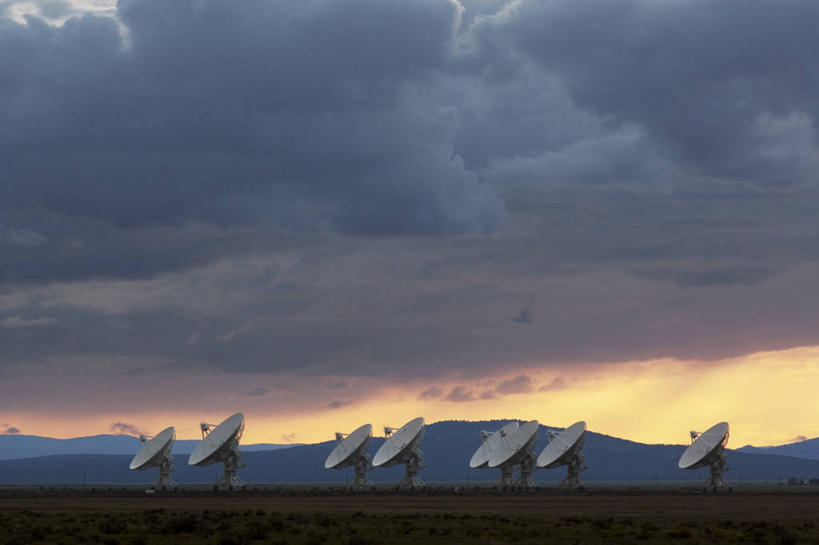 无人,竖图,室外,白天,正面,通讯,天线,雷达,卫星,日落,阴影,光线,影子,地平线,晚霞,霞光,落日,辽阔,地面,阳光,黄昏,广阔,彩霞,通信,一望无际,信号,无线电,电子设备,延伸,卫星天线,天地相交,卫星通信,卫星信号,无边无际,一马平川,夕照,传感器,夕阳,彩图,斜阳,电磁波