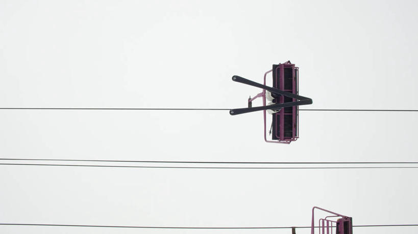 无人,竖图,室外,白天,仰视,阴影,光线,影子,缆车,蓝色,蓝天,天空,阳光,交通工具,天,晴朗,索道,万里无云,缆索铁路,晴空,晴空万里,彩图,低角度拍摄