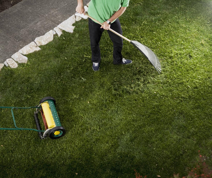 西方人,一个人,横图,俯视,室外,白天,草地,草坪,植物,道路,路,欧洲,欧洲人,仅一个男性,仅一个人,一把,握,阴影,服装,光线,工具,扫帚,影子,小路,交通,拿,拿着,休闲装,草,树,树木,仅一个年轻男性,衣服,绿色,阳光,自然,清洁,休闲,休闲服,器械,握着,服饰,生长,成长,割草机,扫把,卫生,园艺师,切割,保洁,锄草,扫地,农具,笤帚,耕具,修整,男人,男性,年轻男性,白种人,半身,彩图,高角度拍摄