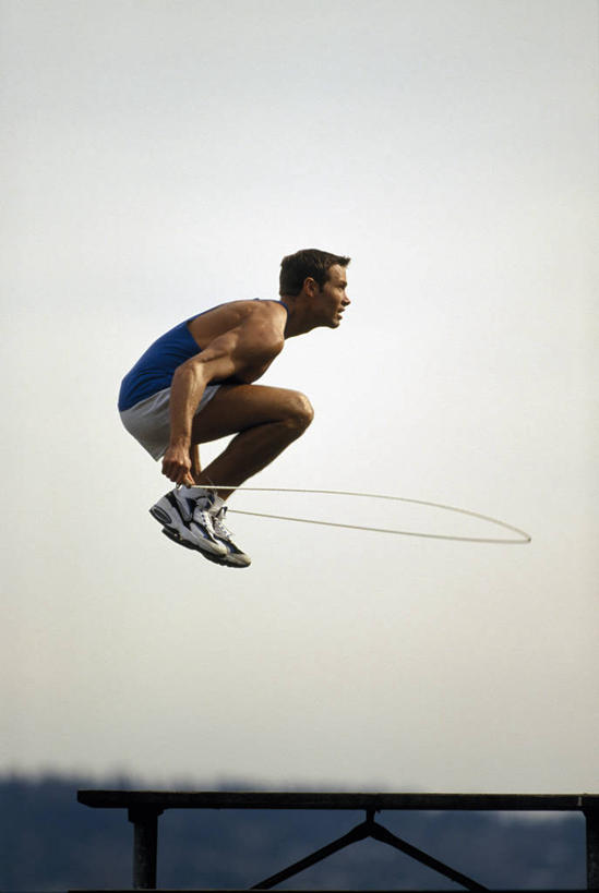 西方人,一个人,运动员,跳,竖图,室外,白天,侧面,运动服,蹦床,欧洲,欧洲人,仅一个男性,仅一个人,握,阴影,服装,光线,影子,半空,拿,拿着,注视,仅一个年轻男性,衣服,蓝色,蓝天,天空,阳光,绳子,天,观察,看,握着,服饰,晴朗,观看,绳索,察看,衣着,穿着,关注,万里无云,衣饰,男人,男性,年轻男性,白种人,晴空,晴空万里,体育运动员,运动选手,跳跃,彩图,全身,运动装