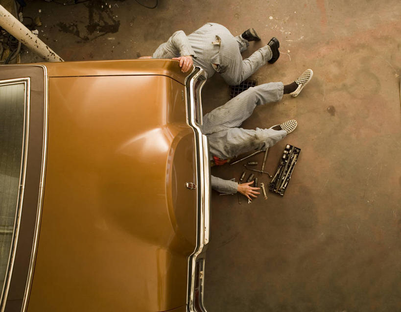 西方人,腿部,腿,两个人,修理工,躺,跪,横图,俯视,室内,白天,工作服,汽车,欧洲,欧洲人,弯腰,阴影,光线,工具,影子,车,交通工具,轿车,扳手,修理,载具,弯身,扳头,补缀,卧着,男人,男性,年轻男性,白种人,跪着,躺着,卧,半身,彩图,高角度拍摄