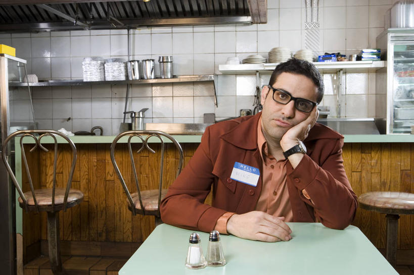 点心,西方人,一个人,坐,横图,室内,白天,正面,厨房,桌面,桌子,指示牌,杯子,玻璃,照明,欧洲,欧洲人,仅一个男性,仅一个人,仅一个中年男性,一排,许多,撑,阴影,服装,整齐,光线,木制,标志,电器,罐子,墨镜,文字,眼镜,影子,冰箱,光,灯光,食品,甜点,甜品,很多,托腮,休闲装,标识,冷冻,调料瓶,顶灯,冷柜,架子,玻璃制品,灯,食物,糕点,排列,两个,衣服,玻璃瓶,木制品,瓶子,水杯,太阳镜,太阳眼镜,灯具,冷藏柜,甜食,托,休闲,思考,休闲服,遮阳镜,考虑,服饰,冷藏,储藏,照亮,家电,家用电器,咖啡机,照明设备,队列,托下巴,保鲜,男人,男性,中年男性,白种人,玻璃杯,坐着,半身,彩图,灶间