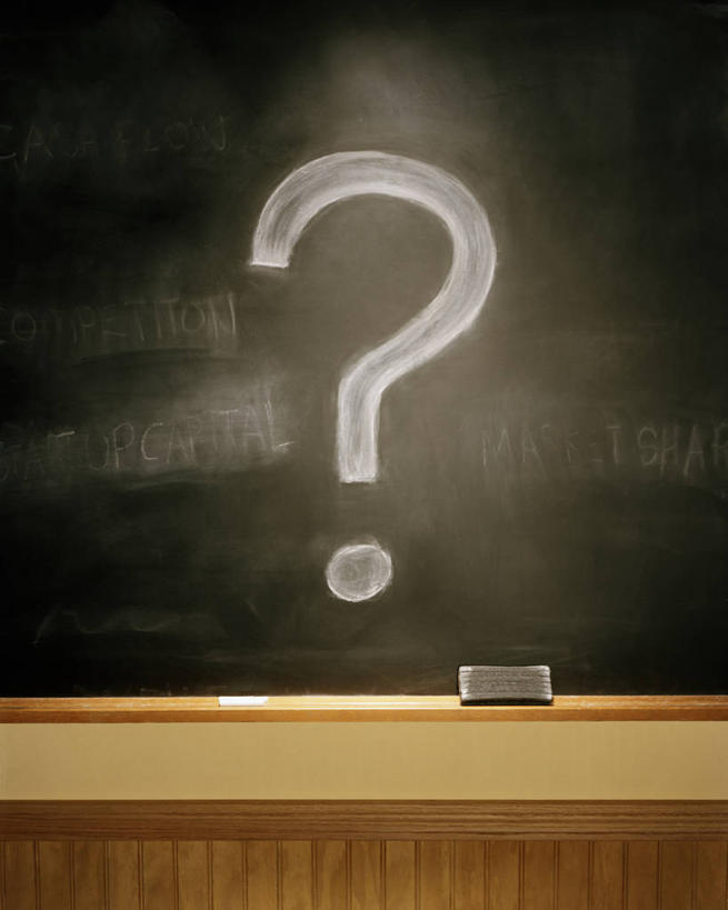 无人,学校,竖图,室内,白天,正面,桌面,桌子,阴影,光线,木制,笔,符号,工具,影子,校园,白色,粉笔,木制品,学习用品,黑板,教室,教学,文具用品,耐磨,白垩,教学黑板,彩图