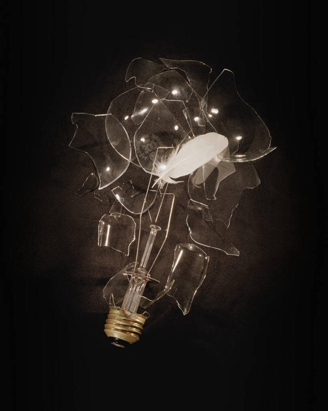 无人,竖图,俯视,室内,特写,白天,静物,照明,阴影,破碎,光线,灯泡,影子,灯,一个,灯具,白炽灯,单个,照亮,碎裂,破裂,分裂,照明工具,白炽灯泡,彩图,高角度拍摄