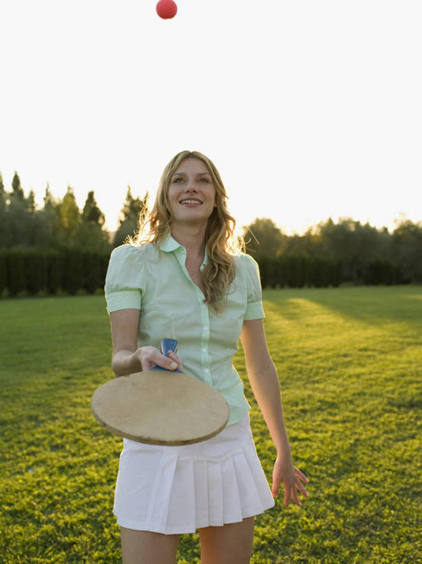 西方人,一个人,站,笑,微笑,露齿笑,竖图,室外,白天,正面,锻炼,旅游,度假,游戏,运动,草地,草坪,植物,玩具,欧洲,欧洲人,仅一个年轻女性,仅一个女性,仅一个人,握,阴影,服装,朦胧,模糊,光线,影子,拿,玩,拿着,休闲装,娱乐,球,草,树,树木,一个,衣服,红色,蓝色,绿色,蓝天,天空,阳光,自然,天,站着,享受,休闲,休闲服,放松,益智,拍,握着,服饰,生长,晴朗,单个,成长,活动,发泄,消遣,智力,室外运动,拍子,户外运动,万里无云,宣泄,年轻女性,女人,女性,白种人,晴空,晴空万里,玩耍,嬉戏,站立,半身,彩图,健身