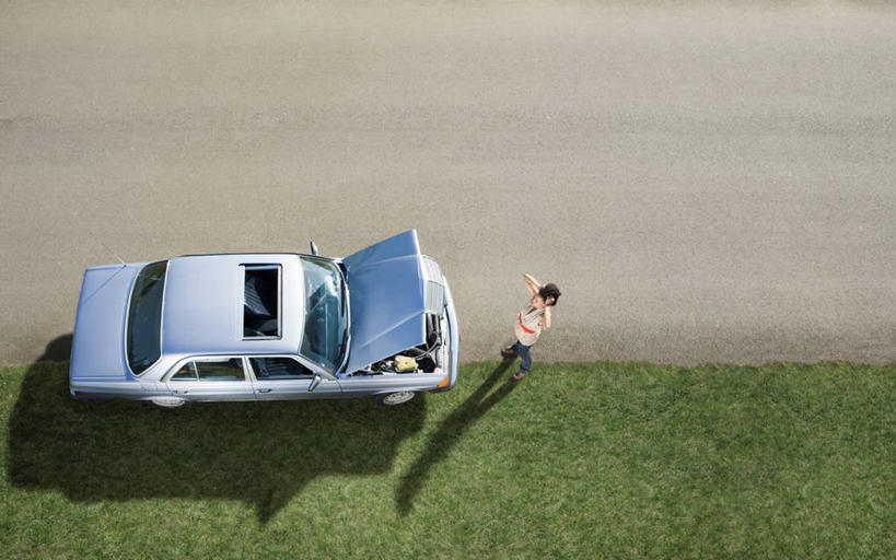 西方人,一个人,站,坐,横图,俯视,航拍,室外,白天,草地,草坪,植物,汽车,欧洲,非洲,黑人,欧洲人,仅一个年轻女性,仅一个女性,仅一个人,一辆,抱头,阴影,服装,朦胧,模糊,光线,影子,注视,休闲装,车,草,拍照,衣服,蓝色,绿色,交通工具,轿车,观察,看,站着,休闲,休闲服,摄影,服饰,观看,察看,鸟瞰,关注,载具,故障,捧首,捧头,年轻女性,女人,女性,非洲人,站立,坐着,彩图,高角度拍摄,全身,照相