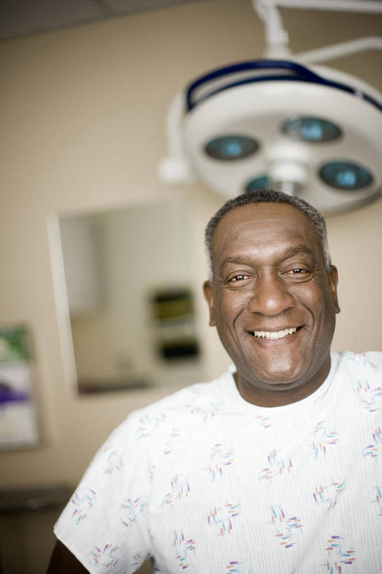 西方人,脸,头,脸颊,一个人,医院,站,笑,微笑,露齿笑,竖图,室内,白天,正面,柜子,镜子,照明,欧洲,非洲,黑人,欧洲人,仅一个男性,仅一个人,仅一个中年男性,服装,朦胧,模糊,墙,灯光,储物柜,注视,休闲装,肩膀,墙壁,墙面,灯,衣服,灯具,观察,看,站着,休闲,休闲服,服饰,观看,照亮,镜像,察看,手术灯,镜面,照明设备,储存,关注,医疗机构,储备,蕴藏,贮备,男人,男性,中年男性,非洲人,头部,脸部,脸蛋,面部,站立,半身,彩图,病院,诊所,贮存