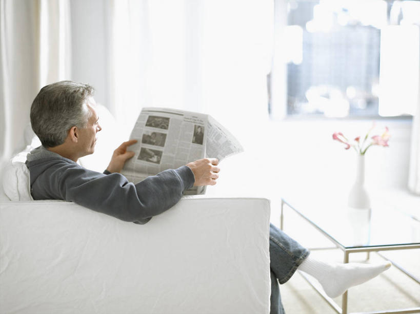 西方人,头发,一个人,坐,横图,室内,白天,侧面,阅读,窗户,落地窗,沙发,桌子,报纸,玻璃,欧洲,欧洲人,仅一个男性,仅一个人,握,学习,阴影,睡衣,光线,影子,拿,茶几,拿着,注视,玻璃窗,玻璃制品,白色,灰色,观察,看,仅一个老年男性,浏览,握着,观看,察看,关注,老年男性,男人,男性,白种人,坐着,彩图,全身,短发