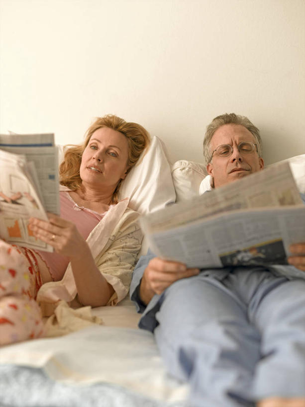 西方人,两个人,夫妻,躺,竖图,室内,特写,白天,正面,爱情,阅读,床,报纸,欧洲,欧洲人,握,学习,阴影,睡衣,光线,影子,墙,双人床,床单,浪漫,拿,拿着,注视,被子,墙壁,墙面,粉色,蓝色,观察,看,温暖,温馨,恩爱,浏览,握着,恋人,观看,和睦,察看,被单,关注,卧着,老年男性,老年女性,男人,男性,女人,女性,白种人,夫妇,情侣,躺着,卧,半身,彩图,伴侣,融洽