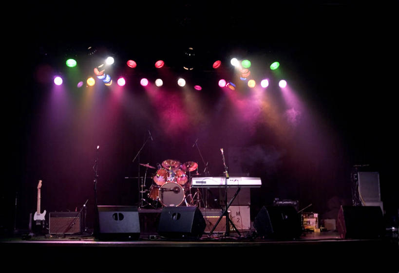 舞台,横图,室内,白天,正面,照明,朦胧,模糊,电力,电线,线,灯光,电吉他,鼓,架子鼓,乐器,弦乐器,音箱,电能,线路,灯,话筒,灯具,电,聚光灯,电源,电源线,打击乐器,照亮,麦克风,照明设备,扩音器,弹拨弦鸣乐器,能量,传声器,爵士鼓,微音器,表演台,半身,彩图,弹拨弦乐器