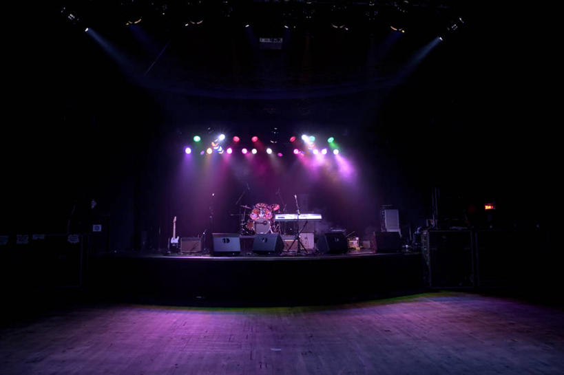 舞台,横图,室内,白天,正面,地板,照明,朦胧,模糊,电力,电线,线,灯光,电吉他,鼓,架子鼓,乐器,弦乐器,音箱,电能,线路,灯,话筒,灯具,电,聚光灯,电源,电源线,打击乐器,照亮,麦克风,照明设备,扩音器,弹拨弦鸣乐器,能量,传声器,爵士鼓,微音器,表演台,半身,彩图,弹拨弦乐器