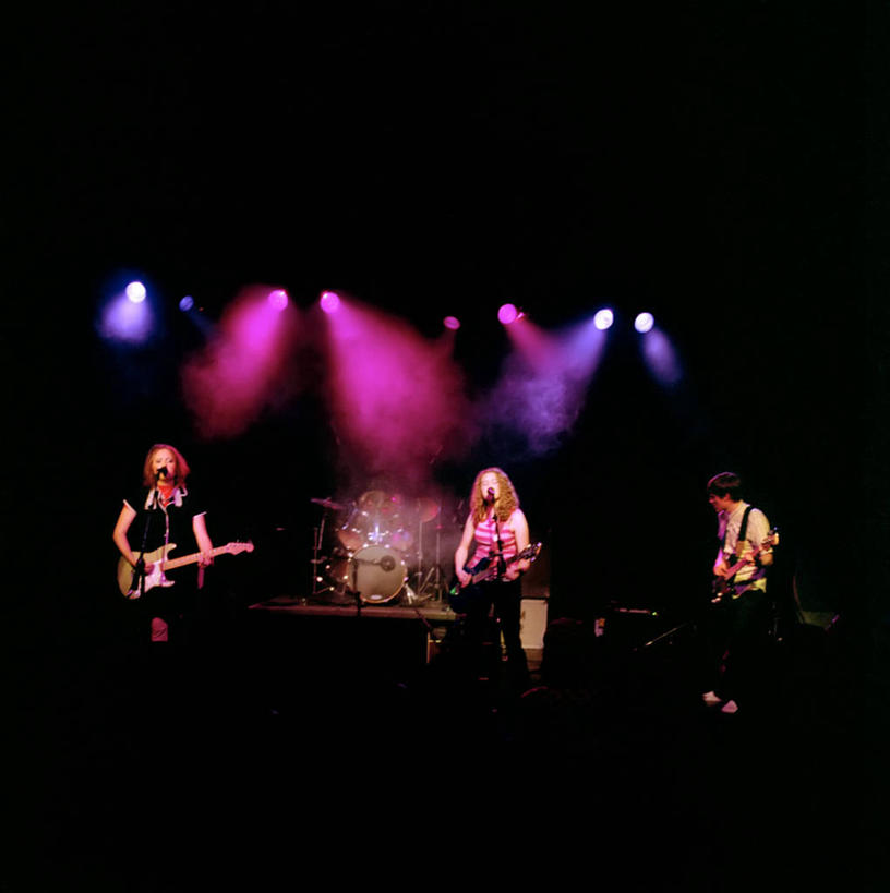 背部,观众,舞台,笑,微笑,露齿笑,横图,室内,白天,正面,照明,乐队,表演,服装,欢呼,朦胧,模糊,电力,电线,线,灯光,电吉他,鼓,架子鼓,乐器,弦乐器,音箱,电能,许多人,音乐,弹奏,演奏,线路,注视,休闲装,队伍,灯,衣服,话筒,灯具,观察,看,一群人,休闲,休闲服,唱歌,服饰,观看,电,聚光灯,电源,电源线,打击乐器,照亮,察看,演出,麦克风,喝彩,歌舞,照明设备,关注,扩音器,弹拨弦鸣乐器,演唱,能量,传声器,歌唱,奏乐,爵士鼓,微音器,上演,男人,男性,年轻男性,年轻女性,女人,女性,观赏人员,表演台,半身,彩图,弹拨弦乐器