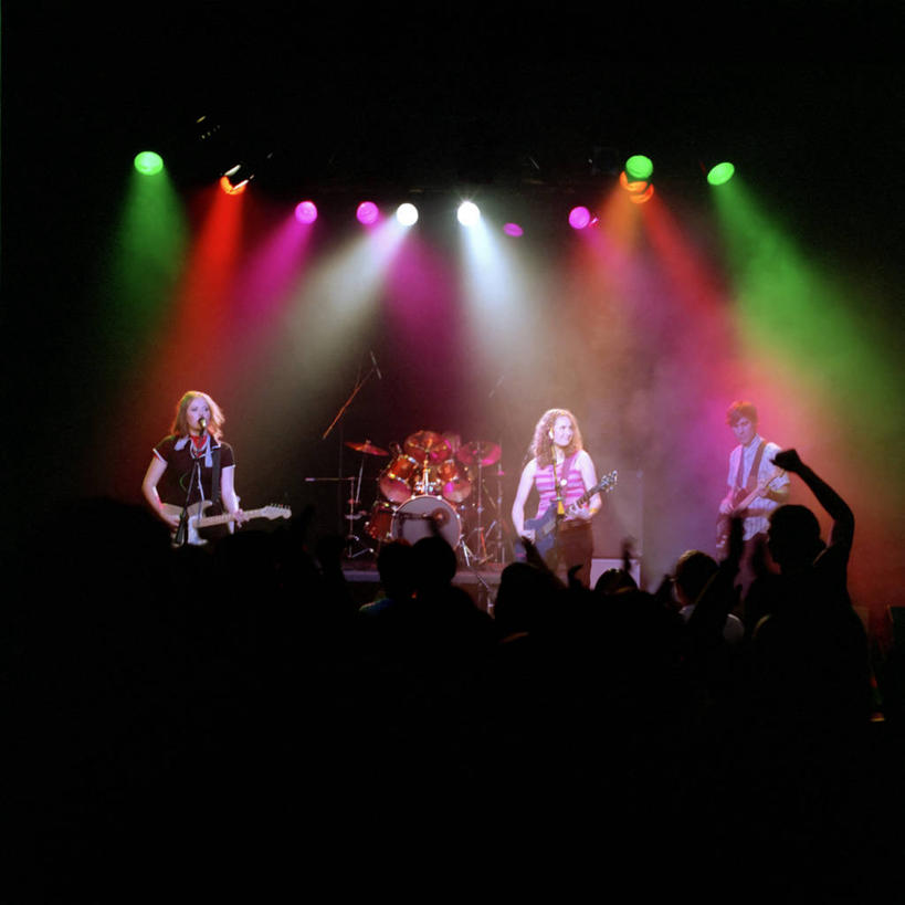 背部,观众,舞台,笑,微笑,露齿笑,横图,室内,白天,正面,照明,乐队,表演,服装,欢呼,朦胧,模糊,电力,电线,线,灯光,电吉他,鼓,架子鼓,乐器,弦乐器,音箱,电能,许多人,音乐,弹奏,演奏,线路,注视,休闲装,队伍,灯,衣服,话筒,灯具,观察,看,一群人,休闲,休闲服,唱歌,服饰,观看,电,聚光灯,电源,电源线,打击乐器,照亮,察看,演出,麦克风,喝彩,歌舞,照明设备,关注,扩音器,弹拨弦鸣乐器,演唱,能量,传声器,歌唱,奏乐,爵士鼓,微音器,上演,男人,男性,年轻男性,年轻女性,女人,女性,观赏人员,表演台,半身,彩图,弹拨弦乐器