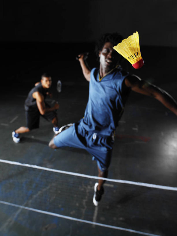 西方人,两个人,运动员,体育馆,运动场,蹲,跳,举,竖图,俯视,室内,白天,运动服,运动鞋,羽毛球,鞋子,羽毛,欧洲,非洲,黑人,欧洲人,弯腰,握,阴影,服装,朦胧,模糊,光线,影子,球网,球拍,羽毛球拍,羽毛球装备,半空,拿,拿着,注视,运动器械,体育场,衣服,黄色,蓝色,阳光,观察,看,托,健身器械,握着,服饰,观看,休闲鞋,察看,衣着,穿着,关注,健身器材,弯身,运动馆,羽毛球球拍,羽毛球球网,羽毛球网,衣饰,羽毛球运动,男人,男性,年轻男性,非洲人,体育运动员,运动选手,蹲着,举起,举手,举着,抬头,跳跃,向上举,向上伸,向上托,仰头,彩图,高角度拍摄,全身,运动器材,运动装