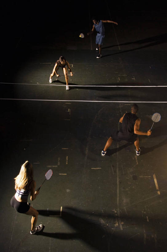 西方人,四个人,运动员,体育馆,运动场,站,蹲,竖图,俯视,室内,白天,运动服,运动鞋,羽毛球,鞋子,羽毛,欧洲,非洲,黑人,欧洲人,弯腰,握,服装,球网,球拍,羽毛球拍,羽毛球装备,拿,拿着,注视,运动器械,体育场,衣服,黄色,观察,看,站着,健身器械,握着,服饰,观看,张开双腿,休闲鞋,察看,衣着,穿着,关注,健身器材,弯身,运动馆,羽毛球球拍,羽毛球球网,羽毛球网,衣饰,展开双腿,羽毛球运动,男人,男性,年轻男性,年轻女性,女人,女性,非洲人,体育运动员,运动选手,蹲着,站立,彩图,高角度拍摄,全身,运动器材,伸展双腿,运动装