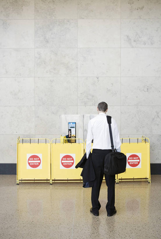 西方人,背,一个人,商务人士,商务男性,站,竖图,室内,白天,衬衫,西装,门,欧洲,欧洲人,仅一个男性,仅一个人,一排,握,阴影,套装,正装,整齐,光线,瓷砖,地砖,公文包,影子,墙,领带,地面,拿,路障,拿着,注视,职业装,墙壁,墙面,排列,仅一个年轻男性,三个,背面,门框,背着,观察,看,站着,握着,阻挡,观看,察看,队列,关注,商务装,工薪阶层,背负,反对,阻挠,拦截,阻当,阻梗,男人,男性,年轻男性,白种人,白领,上班族,站立,彩图,全身,衬衣