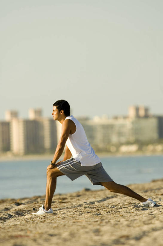 西方人,头发,一个人,高楼大厦,竖图,室外,白天,侧面,运动服,锻炼,度假,运动,海浪,海洋,美景,沙滩,城市风光,城市,大厦,建筑,摩天大楼,欧洲,非洲,黑人,欧洲人,仅一个男性,仅一个人,弯腰,阴影,短裤,服装,光线,沙子,影子,海岸,景观,浪花,沙地,娱乐,建设,仅一个年轻男性,衣服,白色,黑色,海水,享受,休闲,景色,放松,马步,服饰,衣着,穿着,海景,弯身,衣饰,体育,男人,男性,年轻男性,非洲人,大海,风浪,海,海水的波动,海滩,近岸浪,涌浪,彩图,全身,健身,大楼,高层建筑,高楼,摩天楼,短发,运动装