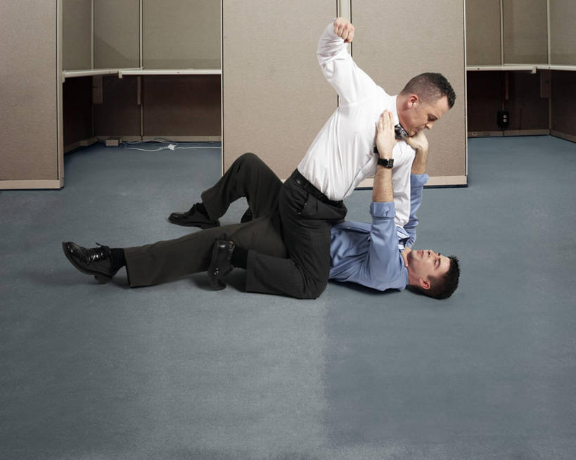 西方人,两个人,商务人士,商务男性,坐,躺,举,横图,俯视,室内,白天,衬衫,欧洲,欧洲人,套装,生气,瓷砖,地砖,墙,地面,墙壁,墙面,托,愤怒,恼怒,打架,愤慨,怒气,气愤,吵架,发怒,怒火,打斗,商务装,情绪,脾气,工薪阶层,忿怒,怨恨,强烈,打骂,气忿,愤恨,肝火,卧着,激动,男人,男性,中年男性,白种人,白领,上班族,举起,举手,举着,躺着,卧,向上举,向上伸,向上托,坐着,彩图,高角度拍摄,全身,衬衣