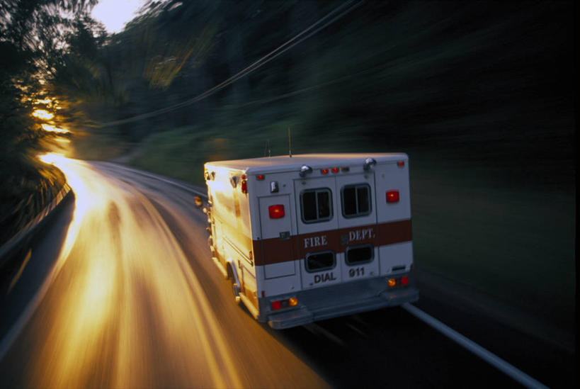 无人,横图,俯视,室外,白天,草地,草坪,植物,道路,路,公路,汽车,救护车,朦胧,模糊,分界线,停车线,交通,住宅,车,草,树,树木,绿色,自然,交通工具,生长,成长,车行道,车行道分界线,急救,载具,标线,抢救,车行线,马路,彩图,高角度拍摄