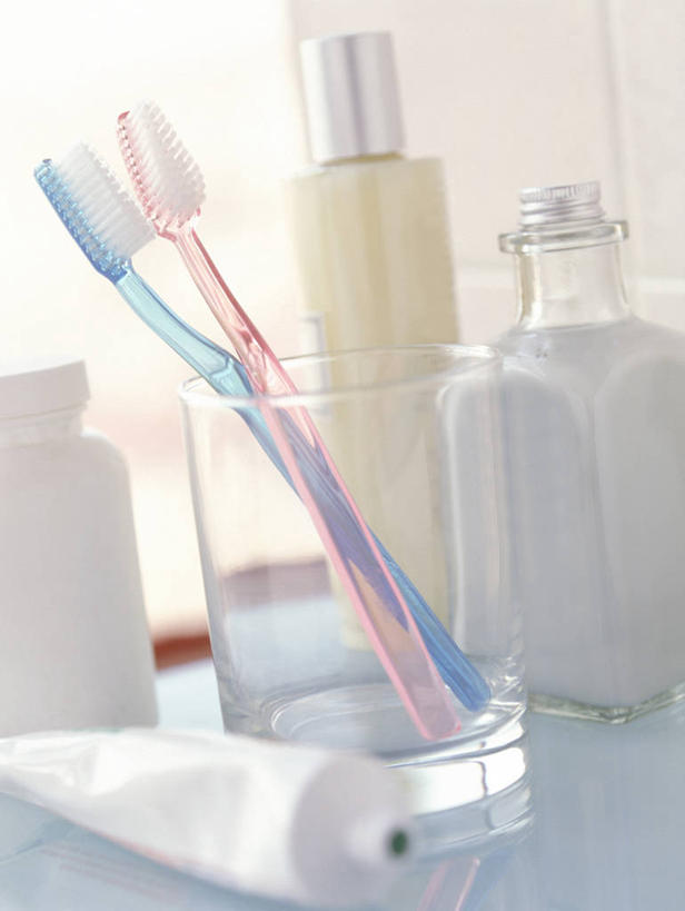 无人,竖图,室内,特写,白天,正面,静物,杯子,阴影,朦胧,模糊,光线,罐子,牙膏,牙刷,影子,玻璃制品,玻璃瓶,瓶子,水杯,玻璃杯,彩图