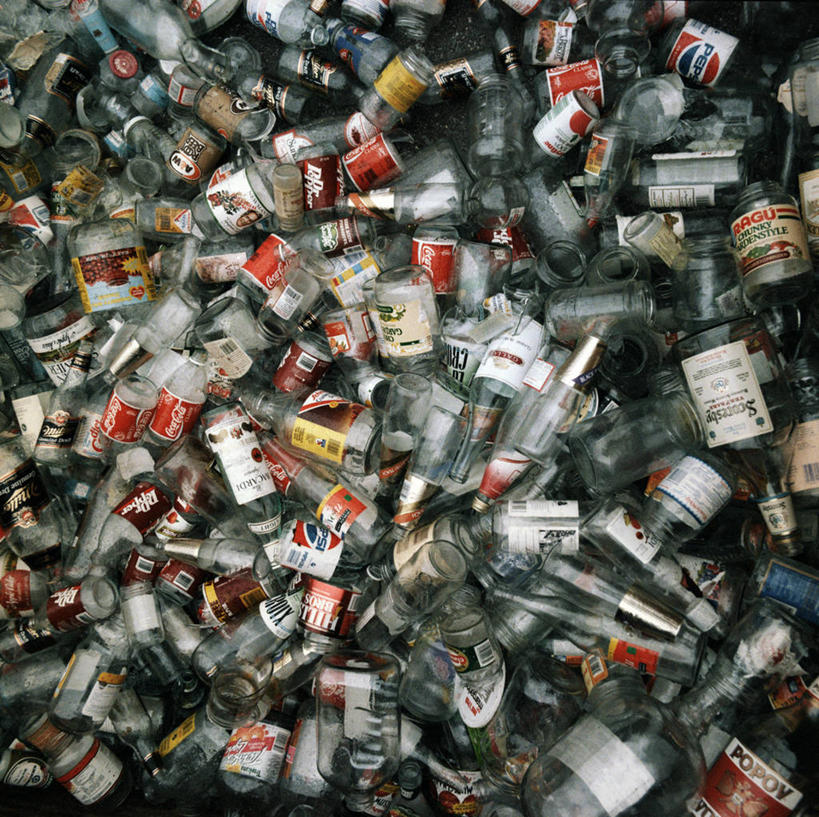 无人,横图,俯视,室外,白天,一堆,许多,废弃,堆叠,堆积,垃圾,很多,玻璃制品,酒瓶,玻璃瓶,瓶子,肮脏,堆,垃圾场,丢弃,邋遢,收集,龌龊,污秽,彩图,高角度拍摄